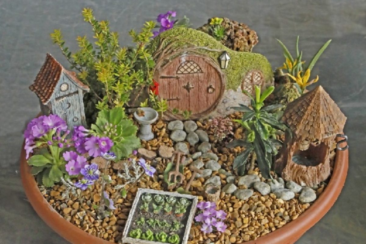 Miniature Garden (Exhibitor: Pauline Carless)